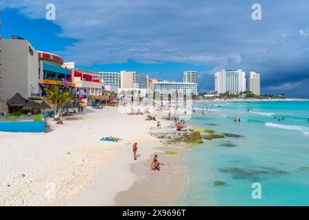 Vue sur les hôtels et la plage, zone hôtelière, Cancun, Côte des Caraïbes, péninsule du Yucatan, Riviera Maya, Mexique, Amérique du Nord Banque D'Images