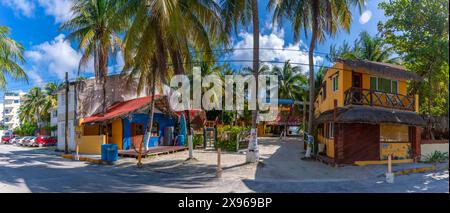 Vue du bar coloré à Puerto Morelos, Côte des Caraïbes, péninsule du Yucatan, Riviera Maya, Mexique, Amérique du Nord Banque D'Images