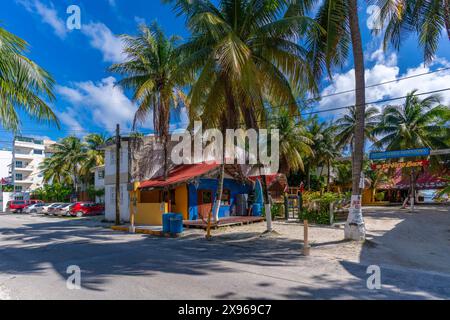 Vue du bar coloré à Puerto Morelos, Côte des Caraïbes, péninsule du Yucatan, Riviera Maya, Mexique, Amérique du Nord Banque D'Images