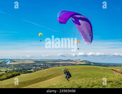 Décollage d'un parapente à Mount Caburn, près de Lewes, East Sussex, Angleterre, Royaume-Uni, Europe Banque D'Images