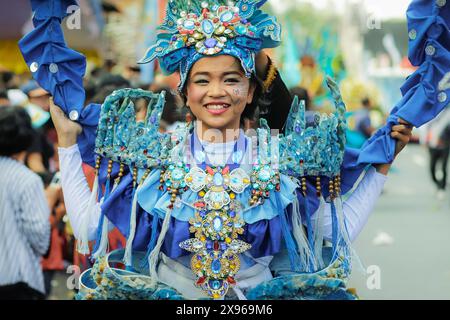 Fille en costume élaboré, défilé annuel du Festival international des fleurs de Tomohon, Tomohon, Sulawesi du Nord, Sulawesi, Indonésie, Asie du Sud-est, Asie Banque D'Images