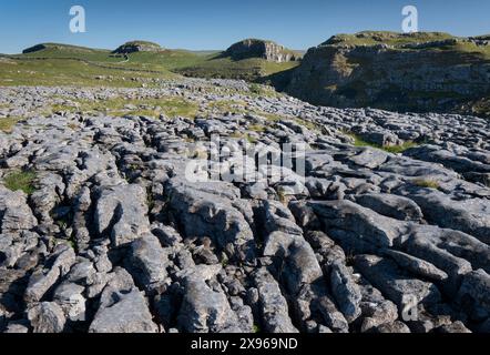 Chaussée calcaire au-dessus de Watlowes Dry Valley, près de Malham, Yorkshire Dales National Park, Yorkshire, Angleterre, Royaume-Uni, Europe Banque D'Images