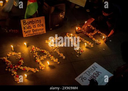 Bandung, Java occidental, Indonésie. 29 mai 2024. Les gens prient et allument des bougies comme une forme de solidarité et de soutien pour le peuple palestinien de Bandung. Art solidarité pour la Palestine condamne les frappes aériennes israéliennes visant le camp de réfugiés de Rafah dans le sud de Gaza, qui ont fait des dizaines de morts et de blessés, dont des enfants, et propose le 26 mai 2024 comme Journée internationale de deuil. (Crédit image : © Algi Febri Sugita/ZUMA Press Wire) USAGE ÉDITORIAL SEULEMENT! Non destiné à UN USAGE commercial ! Banque D'Images