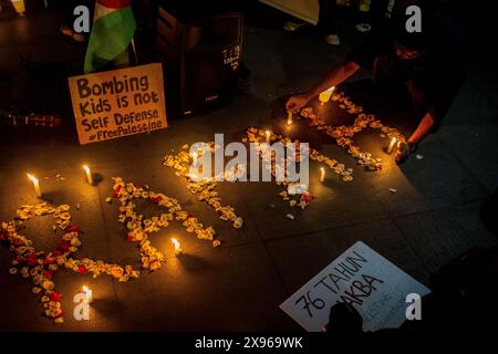 Bandung, Java occidental, Indonésie. 29 mai 2024. Les gens prient et allument des bougies comme une forme de solidarité et de soutien pour le peuple palestinien de Bandung. Art solidarité pour la Palestine condamne les frappes aériennes israéliennes visant le camp de réfugiés de Rafah dans le sud de Gaza, qui ont fait des dizaines de morts et de blessés, dont des enfants, et propose le 26 mai 2024 comme Journée internationale de deuil. (Crédit image : © Algi Febri Sugita/ZUMA Press Wire) USAGE ÉDITORIAL SEULEMENT! Non destiné à UN USAGE commercial ! Banque D'Images