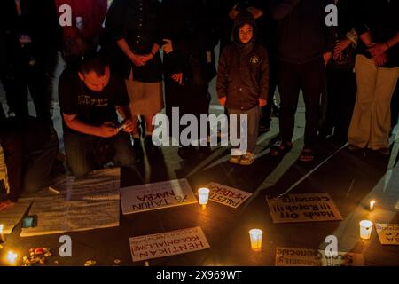 Bandung, Java occidental, Indonésie. 29 mai 2024. Les gens prient et allument des bougies comme une forme de solidarité et de soutien pour le peuple palestinien de Bandung. Art solidarité pour la Palestine condamne les frappes aériennes israéliennes visant le camp de réfugiés de Rafah dans le sud de Gaza, qui ont fait des dizaines de morts et de blessés, dont des enfants, et propose le 26 mai 2024 comme Journée internationale de deuil. (Crédit image : © Algi Febri Sugita/ZUMA Press Wire) USAGE ÉDITORIAL SEULEMENT! Non destiné à UN USAGE commercial ! Banque D'Images