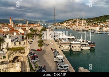 Blick von der Festung Kamerlengo auf die Boote an der Riva Promenade und die Altstadt von Trogir, Kroatien, Europa | Kamerlengo forteresse vue sur le b Banque D'Images