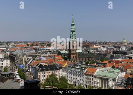 25 mai 2024, Copenhague, Danemark : une vue depuis la Tour Christiansborg, située dans le bâtiment du Parlement danois, jusqu'au quartier Gammel Strand et à la Nikolaj Art Gallery Ã±, un musée d'art contemporain installé dans une église convertie. Copenhague se classe au quatrième rang mondial dans l'enquête Mercer 2023 sur la qualité de vie. Une économie stable, d'excellents services éducatifs et une sécurité sociale élevée le rendent attrayant pour les habitants et les touristes. Copenhague est également l'une des villes les plus chères du monde et une destination touristique populaire. (Crédit image : © Volha Shukaila/SOPA images via ZUMA Press Wire) USAGE ÉDITORIAL SEULEMENT! Banque D'Images