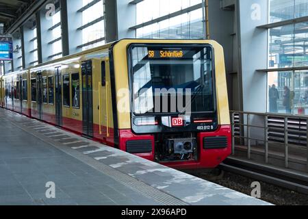 Le train régional Deutsche Bahn arrive à la gare de Berlin, passagers en attente sur le quai, retard des transports publics, trajet quotidien, Berlin - 25 avril 2024 Banque D'Images