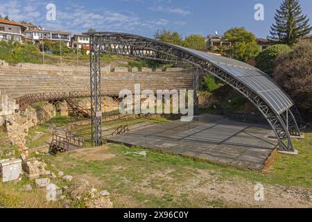 Ohrid, Macédoine du Nord - 23 octobre 2023 : Théâtre macédonien antique d'Ohrid amphithéâtre grec classique en plein air structure du lieu. Banque D'Images