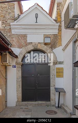 Skopje, Macédoine du Nord - 23 octobre 2023 : porte d'entrée du Centre Bezisten pour la culture et l'éducation dans la vieille ville. Banque D'Images