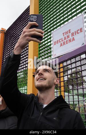 Kingston upon Thames, Royaume-Uni. 28 mai 2024 : L'international anglais Declan Rice a ouvert une cage de football rénovée à Kingston upon Thames, SW Londres. Enfant, Rice, 25 ans, maintenant milieu de terrain de l'Arsenal, a passé la plupart des soirées ici au terrain de loisirs de Dickerage. Alors qu'il retournait là où sa carrière de footballeur commençait, il était agacé par des enfants locaux et passait deux heures à jouer des matchs avec eux. Banque D'Images