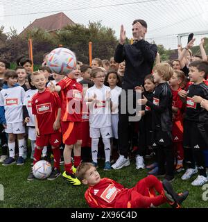 Kingston upon Thames, Royaume-Uni. 28 mai 2024 : L'international anglais Declan Rice a ouvert une cage de football rénovée à Kingston upon Thames, SW Londres. Enfant, Rice, 25 ans, maintenant milieu de terrain de l'Arsenal, a passé la plupart des soirées ici au terrain de loisirs de Dickerage. Alors qu'il retournait là où sa carrière de footballeur commençait, il était agacé par des enfants locaux et passait deux heures à jouer des matchs avec eux. Banque D'Images