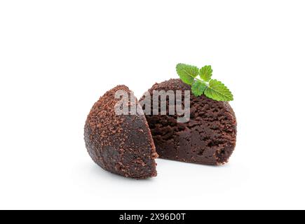 Truffes maison recouvertes de poudre de cacao isolé sur blanc Banque D'Images