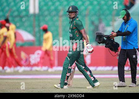 Les chauves-souris Tanzid Tamim lors du troisième match international T20 contre le Zimbabwe au stade Zahur Ahmed Chowdhury, Sagorika, Chattogram, Bangladesh, 7 mai Banque D'Images