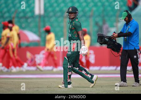 Les chauves-souris Tanzid Tamim lors du troisième match international T20 contre le Zimbabwe au stade Zahur Ahmed Chowdhury, Sagorika, Chattogram, Bangladesh, 7 mai Banque D'Images