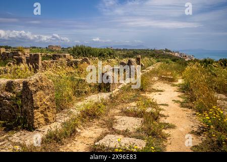 Marinella di Selinunte et Temple E vus de l'acropole de Selinunte, Sicile Banque D'Images