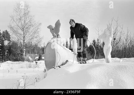 Aktuell 11 - 4 - 1971 : Hestegal Bilmann. Bilsakkyndig Reidar Vendkvern PA Hamar KOM i 1960 ut Med en kempesuksess av en bok i mini-format. Den het «Trafikantens katekismus». Sist jul Kom han Med en ny bok, den handlet om hest. Formulaire SEG i du titulaire Vendkvern. Han går på ski hver søndag, han kjører også slalåm, NOE han begynte Med da han var 59 år, og han møter opp til gymnastikk to ganger ukentlig. Son er han Med sine staver utenfor sitt hjem. Foto : Ivar Aaserud / Aktuell / NTB ***Foto er ikke bildebehandlet*** cette image est traduite automatiquement Banque D'Images