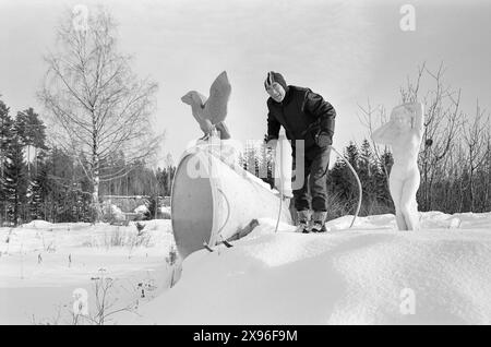 Aktuell 11 - 4 - 1971 : Hestegal Bilmann. Bilsakkyndig Reidar Vendkvern PA Hamar KOM i 1960 ut Med en kempesuksess av en bok i mini-format. Den het «Trafikantens katekismus». Sist jul Kom han Med en ny bok, den handlet om hest. Formulaire SEG i du titulaire Vendkvern. Han går på ski hver søndag, han kjører også slalåm, NOE han begynte Med da han var 59 år, og han møter opp til gymnastikk to ganger ukentlig. Son er han Med sine staver utenfor sitt hjem. Foto : Ivar Aaserud / Aktuell / NTB ***Foto er ikke bildebehandlet*** cette image est traduite automatiquement Banque D'Images