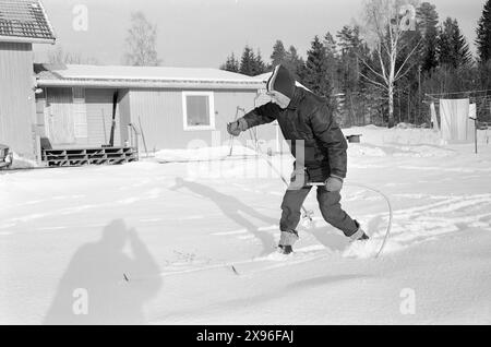 Aktuell 11 - 4 - 1971 : Hestegal Bilmann. Bilsakkyndig Reidar Vendkvern PA Hamar KOM i 1960 ut Med en kempesuksess av en bok i mini-format. Den het «Trafikantens katekismus». Sist jul Kom han Med en ny bok, den handlet om hest. Foto : Ivar Aaserud / Aktuell / NTB ***Foto er ikke bildebehandlet*** cette image est traduite automatiquement Banque D'Images