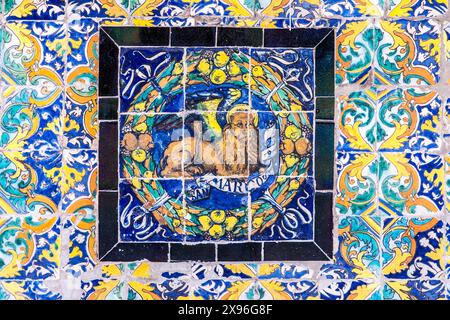 L'emblème de Saint-Marc représenté dans des carreaux de céramique émaillés colorés au Musée des Beaux-Arts de Séville, en Espagne. Banque D'Images