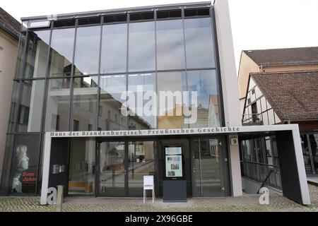 DAS Haus der Brandenburgisch-Preußischen Geschichte im Kutschstall am Neuen Markt in Potsdam, 29. Mai 2024. Mitte Juni soll das Haus in Brandenburg Museum für Zukunft, Gegenwart und Geschichte umbenannt werden. Umbenennung Haus der Brandenburgisch-Preußischen Geschichte *** la Maison de l'histoire de Brandebourg-Prusse dans le Kutschstall à Neuer Markt à Potsdam, 29 mai 2024 à la mi-juin, la maison sera rebaptisée Musée de Brandebourg pour l'avenir, le présent et l'histoire Renommer la Maison de l'histoire de Brandebourg-Prusse Banque D'Images