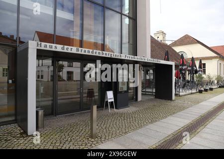 DAS Haus der Brandenburgisch-Preußischen Geschichte im Kutschstall am Neuen Markt in Potsdam, 29. Mai 2024. Mitte Juni soll das Haus in Brandenburg Museum für Zukunft, Gegenwart und Geschichte umbenannt werden. Umbenennung Haus der Brandenburgisch-Preußischen Geschichte *** la Maison de l'histoire de Brandebourg-Prusse dans le Kutschstall à Neuer Markt à Potsdam, 29 mai 2024 à la mi-juin, la maison sera rebaptisée Musée de Brandebourg pour l'avenir, le présent et l'histoire Renommer la Maison de l'histoire de Brandebourg-Prusse Banque D'Images