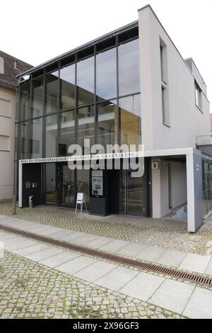 DAS Haus der Brandenburgisch-Preußischen Geschichte im Kutschstall am Neuen Markt in Potsdam, 29. Mai 2024. Mitte Juni soll das Haus in Brandenburg Museum für Zukunft, Gegenwart und Geschichte umbenannt werden. Umbenennung Haus der Brandenburgisch-Preußischen Geschichte *** la Maison de l'histoire de Brandebourg-Prusse dans le Kutschstall à Neuer Markt à Potsdam, 29 mai 2024 à la mi-juin, la maison sera rebaptisée Musée de Brandebourg pour l'avenir, le présent et l'histoire Renommer la Maison de l'histoire de Brandebourg-Prusse Banque D'Images