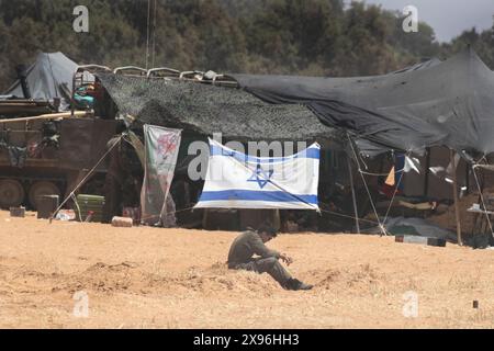 Sud d'Israël, Israël. 29 mai 2024. Un soldat israélien est assis près de tentes et de véhicules blindés dans une zone de rassemblement de première ligne à l'intérieur du sud d'Israël le mercredi 29 mai 2024. Israël a signalé la mort de trois soldats tués dans les combats à Rafah le 236ème jour de la guerre d'Israël contre le Hamas. Photo de Jim Hollander/UPI crédit : UPI/Alamy Live News Banque D'Images