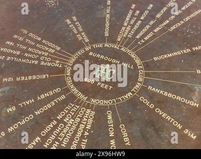Détail de métal gravée sur toposcope Burrough Hill près de Melton Mowbray, Leicestershire, UK Banque D'Images