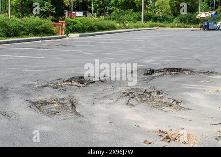 La surface asphaltée du parking a été démolie en raison d'une mauvaise construction. Banque D'Images