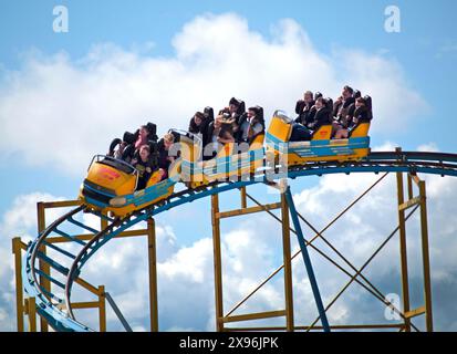 Les montagnes russes sur Brighton Pier Banque D'Images