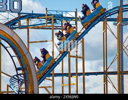 Les montagnes russes sur Brighton Pier Banque D'Images