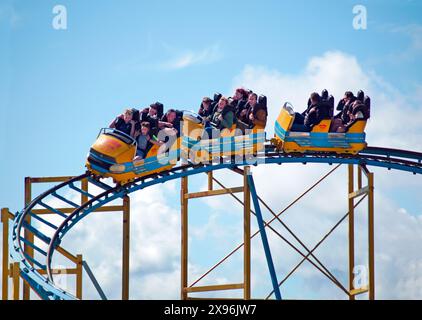 Les montagnes russes sur Brighton Pier Banque D'Images