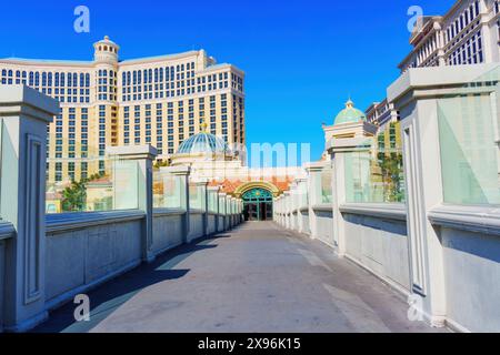 Las Vegas, Nevada - 13 avril 2024 : sentier menant à l'une des entrées du casino Bellagio, présentant son architecture élégante Banque D'Images