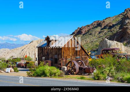 Nelson, Nevada - 15 avril 2024 : cabane en bois vintage d'une colonie minière abandonnée d'or se tient au bord de la route dans la ville fantôme de Nelson avec un dos Banque D'Images