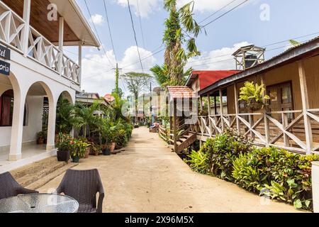El Castillo , Nicaragua - 11 mars 2024 : route principale le long des maisons, magasins et restaurants du village El Castillo le long de la rivière San Juan au Nicaragua Banque D'Images