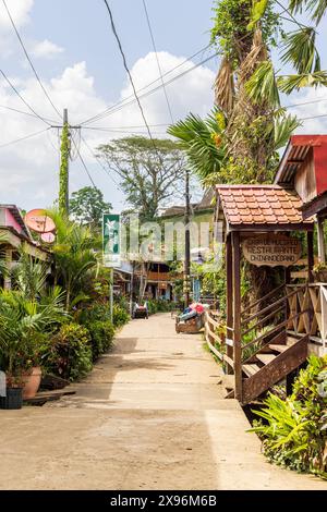 El Castillo , Nicaragua - 11 mars 2024 : route principale le long des maisons du village El Castillo le long de la rivière San Juan au Nicaragua Banque D'Images