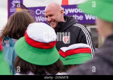 MALDWYN, PAYS DE GALLES - 29 MAI 2024 : Robert page, directeur de l'équipe nationale du pays de Galles, annonce son équipe à l'Urdd Eisteddfod à Maldwyn pour les prochains défis internationaux contre Gibraltar et la Slovaquie. (Photo par John Smith/FAW) Banque D'Images