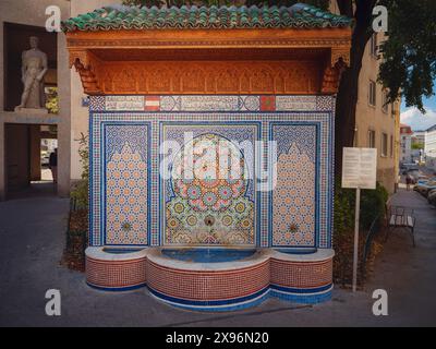 Wien, Autriche - 28 juillet 2023 : Marokkanerbrunnen ou Fontaine marocaine dans le 3ème arrondissement de Vienne. Ouvert en 1999, comme cadeau du roi marocain Hassan II à l'Autriche. Banque D'Images