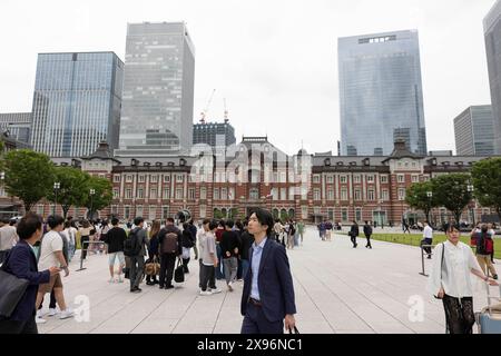 Tokyo, Japon. 23 mai 2024. Les touristes se rassemblent et prennent des photos devant la gare de Tokyo. (Crédit image : © Stanislav Kogiku/SOPA images via ZUMA Press Wire) USAGE ÉDITORIAL SEULEMENT! Non destiné à UN USAGE commercial ! Banque D'Images