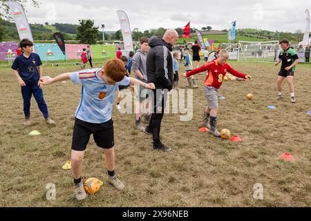 MALDWYN, PAYS DE GALLES - 29 MAI 2024 : Robert page, directeur de l'équipe nationale du pays de Galles, annonce son équipe à l'Urdd Eisteddfod à Maldwyn pour les prochains défis internationaux contre Gibraltar et la Slovaquie. (Photo par John Smith/FAW) Banque D'Images