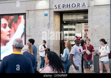 Les gens sont vus en dehors de la multinationale française de soins personnels et de beauté de la marque Sephora en Espagne. Banque D'Images