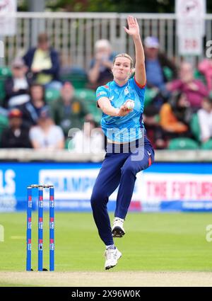 L'anglaise Lauren Bell lors du troisième match international féminin d'une journée au Cloud County Ground, Chelmsford. Date de la photo : mercredi 29 mai 2024. Banque D'Images