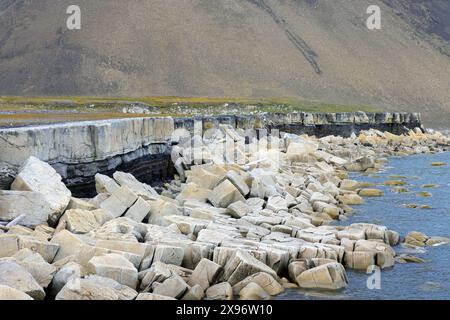 Érosion côtière montrant un rivage en ruine le long de la côte rocheuse de Boltodden en été, Kvalvågen, Svalbard / Spitzberg, Norvège Banque D'Images