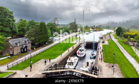 Fort Augustus Scotland Telford 5 écluses sur le canal calédonien yachts et bateaux dans l'écluse supérieure prêts à naviguer dans le canal Banque D'Images