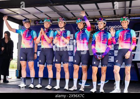 Coureurs de Canyon SHRAM à la course cycliste Ford RideLondon classique Women's WorldTour 2024 deuxième étape à Maldon, Essex, Royaume-Uni Banque D'Images