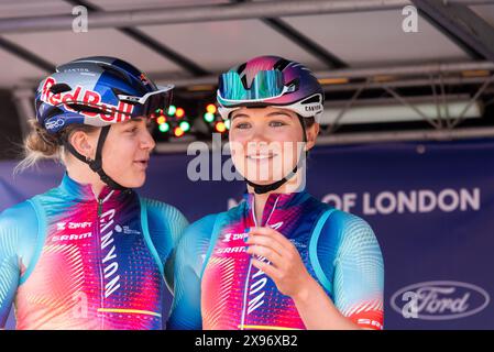 Coureurs de Canyon SHRAM à la course cycliste Ford RideLondon classique Women's WorldTour 2024 deuxième étape à Maldon, Essex, Royaume-Uni Banque D'Images