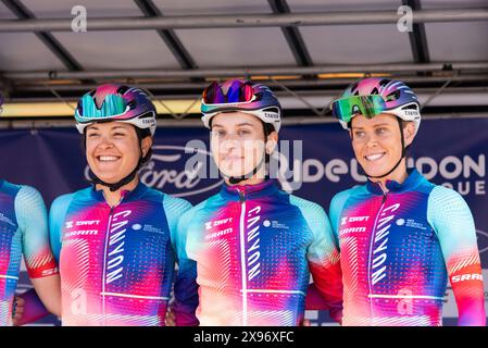 Coureurs de Canyon SHRAM à la course cycliste Ford RideLondon classique Women's WorldTour 2024 deuxième étape à Maldon, Essex, Royaume-Uni Banque D'Images