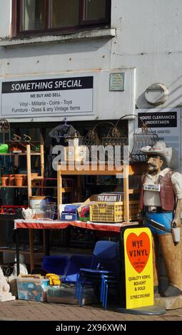 Ross on Wye, Herefordshire, Angleterre septembre 24 2023 : magasin d'occasion d'objets vintage et antiques sur la rue principale de cette ville historique. Banque D'Images