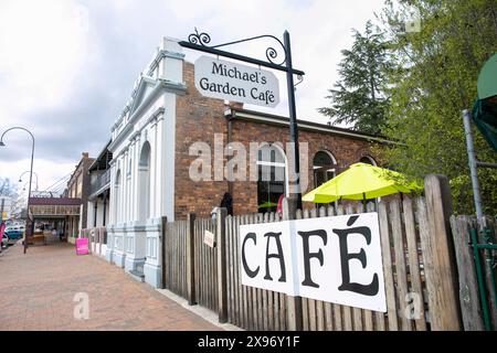 Centre-ville d'Uralla dans le nord de la Nouvelle-Galles du Sud, café-restaurant Michaels Garden à Uralla, NSW, Australie Banque D'Images